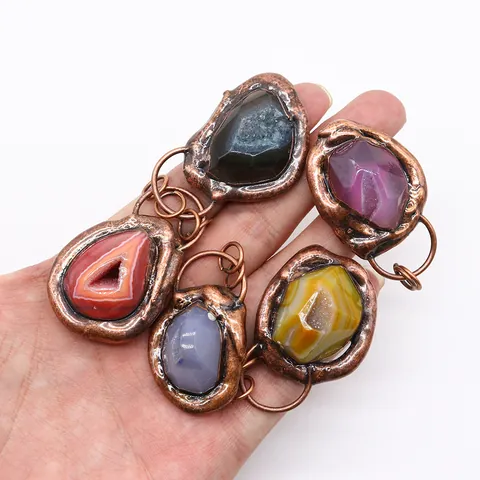 Natural Stone Irregular Agate Geode Pendant With Red Copper Electroplated Edge Vintage Bohemian Striped Druzy Gemstone Pendant For DIY Jewelry Making Necklaces Women