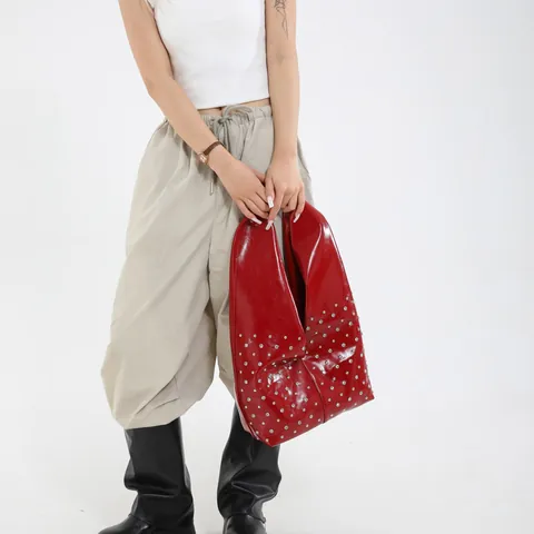 Borsa a Spalla con Borchie Moda Donna PU Lucido Pelle Verniciata Tote Bag Grande Capacità Y2K Borsa Hobo Sottobraccio Streetwear