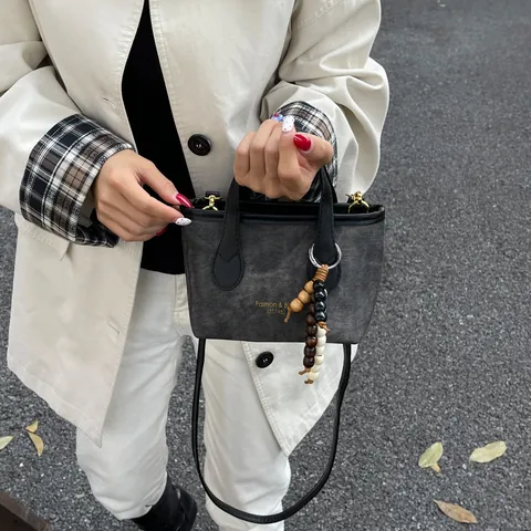 Damen Vintage PU-Leder Eimertasche Tragbare Handtasche Mit Holzperlen-Anhänger Verstellbarer Schultergurt Retro Umhängetasche