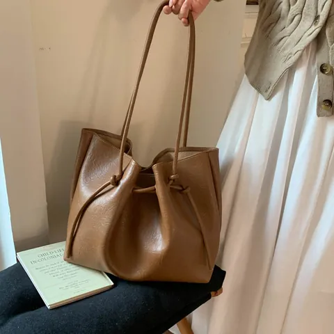 Sac Cabas Femme en Cuir PU Minimaliste Grande Capacité Vintage avec Cordon de Serrage Sac à Épaule Main Décontracté avec Pochette Intérieure