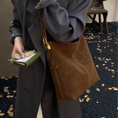Borsa a Spalla Vintage Donna Grande Capacità Effetto Scamosciato Cuciture a Contrasto Hardware Dorato Pendolarismo Borsa Secchiello