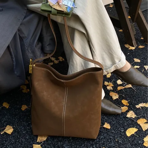 Borsa a Spalla Vintage Donna Grande Capacità Effetto Scamosciato Cuciture a Contrasto Hardware Dorato Pendolarismo Borsa Secchiello