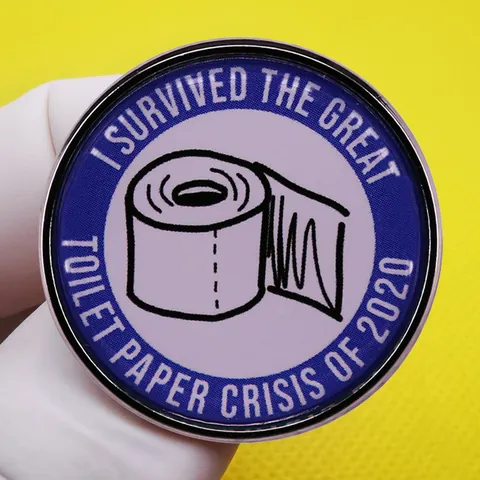 Umoristica Spilla Smaltata I Survived The Great Toilet Paper Crisis Of 2020 Distintivo Metallo per Borse Giacche Accessori