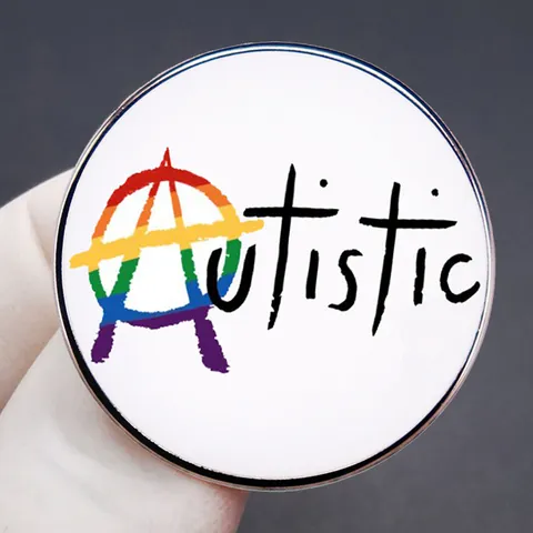Spilla Autistic Tonda in Smalto Bianco Con Simbolo Anarchia Arcobaleno Distintivo in Lega Gioielli Per Accessorio Quotidiano Donna Uomo Regalo