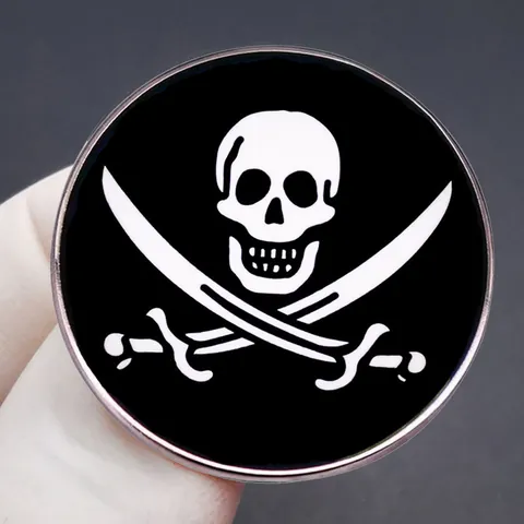Pin's Punk Pirate Crâne Épées Croisées Émail Rock Band Alliage Métal Broche Badge pour Vêtements Sacs Bijoux Mode Unisexe