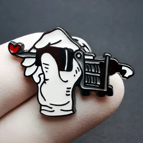 Pin De Esmalte Máquina De Tatuaje De Dibujos Animados Mano Sosteniendo Pistola De Tatuaje Broche Con Corazón Insignia De Aleación