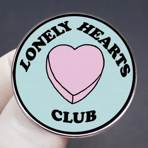 Spilla Rotonda in Smalto Lonely Hearts Club Distintivo in Lega Metallica con Motivo a Cuore per Decorazione Abbigliamento Gioielli Donna Uomo