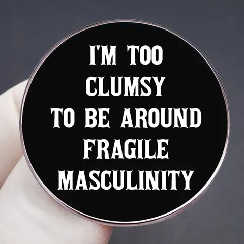 Grappige I'm Too Clumsy Fragile Masculinity Quote Emaille Pin Rond Legering Slogan Broche Badge Voor Rugzak Denim Jas Decor