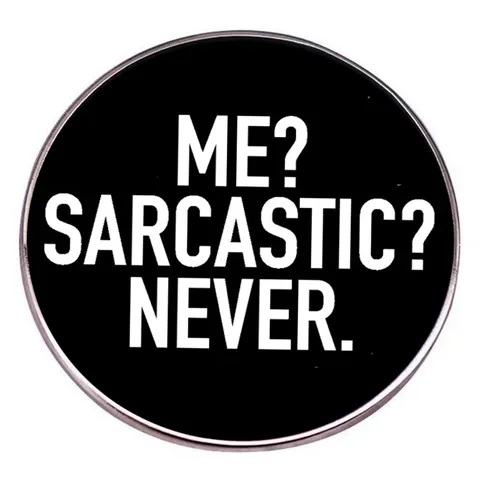 Simpatica Spilla Smaltata Me Sarcastic Never Slogan Tonda Nera in Lega per Vestiti Zaini Borse Uomo Donna Gioielli Regalo