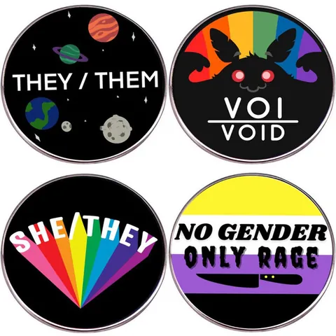 Pin de Esmalte de Pronombres de Mothman de Dibujos Animados Broche de Aleación Redondo Orgullo LGBTQ Badge para Ropa