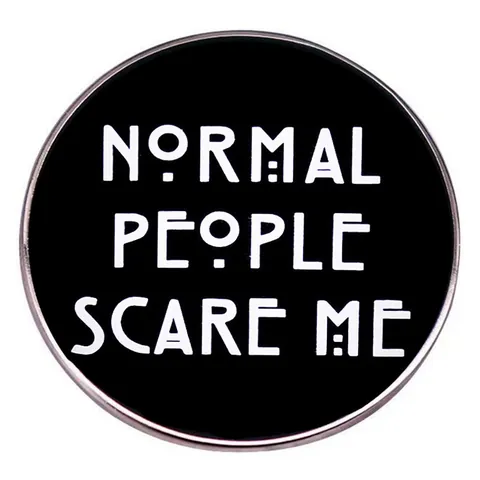 Normal People Scare Me Emaille Pin Legering Ronde Badge Grappige Letter Broche Voor Kleding Rugzak Unisex Sieraden Cadeau