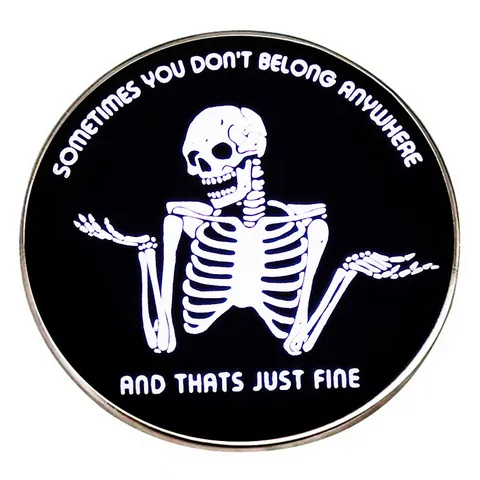Lustige Achselzucken Skelett Runde Emaille Pin Slogan Sometimes You Don't Belong Anywhere Abzeichen Legierung Brosche Kleidung Dekor