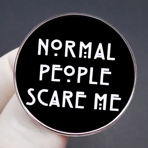 Normal People Scare Me Emaille Pin Legering Ronde Badge Grappige Letter Broche Voor Kleding Rugzak Unisex Sieraden Cadeau