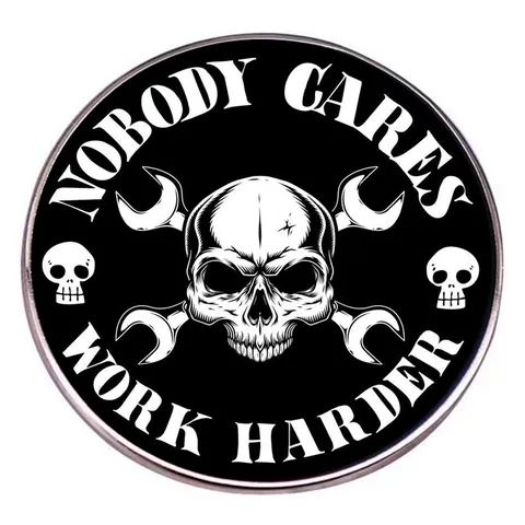 Spilla Smaltata Nobody Cares Work Harder Teschio Con Chiavi Inglesi Incrociate Distintivo In Metallo Biker Industriale Motivazionale Gioielli
