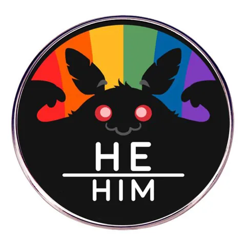 Spilla Smaltata Mothman Arcobaleno THEY/THEM HE/HIM SHE/HER Pronome Distintivo per LGBTQ Pride Abbigliamento Zaino Accessorio