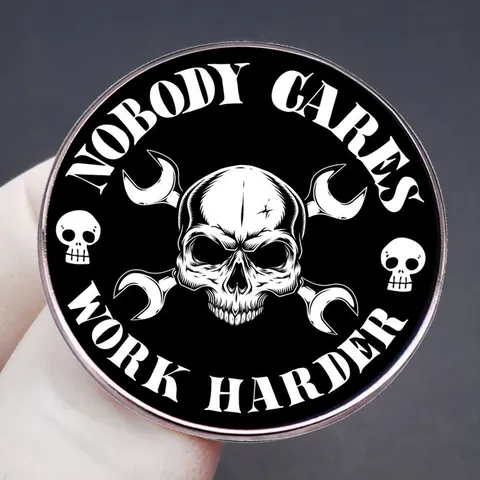 Spilla Smaltata Nobody Cares Work Harder Teschio Con Chiavi Inglesi Incrociate Distintivo In Metallo Biker Industriale Motivazionale Gioielli