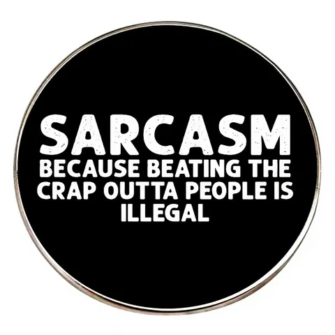 Spilla Rotonda in Smalto con Citazione Sarcastica Sarcasm Because Beating People Is Illegal Spilla in Metallo Umoristica
