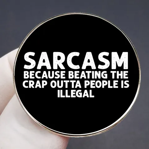 Spilla Rotonda in Smalto con Citazione Sarcastica Sarcasm Because Beating People Is Illegal Spilla in Metallo Umoristica