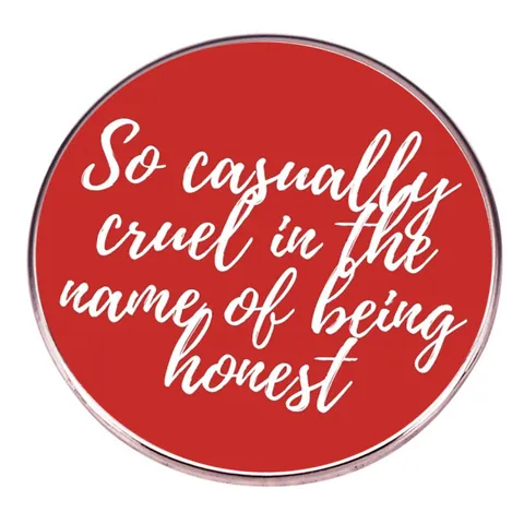 Pin de Esmalte Redondo Rojo Con Cita de Letra en Inglés So Casually Cruel In The Name Of Being Honest Broche de Metal Joyería