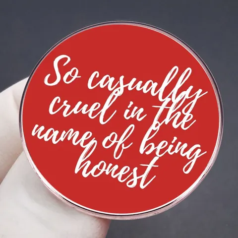 Pin de Esmalte Redondo Rojo Con Cita de Letra en Inglés So Casually Cruel In The Name Of Being Honest Broche de Metal Joyería