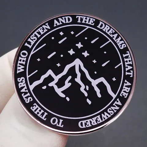 Spilla in Smalto Montagna e Stella Ispiratrice Citazione To The Stars Who Listen Distintivo in Lega Gioielli Regalo Unisex