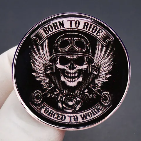 Born To Ride Forced To Work Motorrad Totenkopf Brosche Legierung Retro Biker Flügel Emaille Pin Für Kleidung Rucksack Hut Unisex Schmuck
