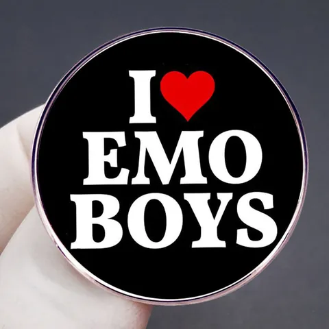 Spilla Rotonda Divertente I Love EMO Boys Spilla in Smalto Sottocultura Distintivo in Lega per Vestiti Zaino Cappello Accessori Unisex