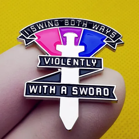 Grappig I Swing Both Ways Violently With A Sword Emaille Pin Bi Pride Vlag Kleuren Legering Metalen Zwaard Broche Badge Sieraden Cadeau