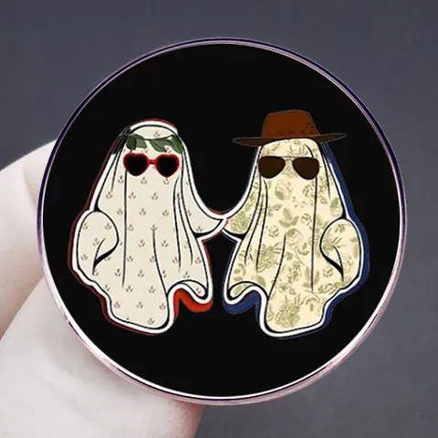 Cartoon Hand-in-hand Geest Emaille Pin Schattige Geest Broche Legering Badge Voor Halloween Feest Kleding Rugzak Decor Muziek Geïnspireerde Accessoires