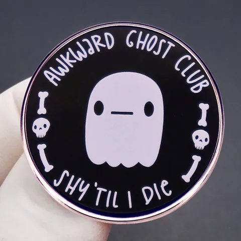 Awkward Ghost Club Spilla in Smalto Divertente Fantasma Teschio Scritta Lega Spilla Distintivo per Vestiti Accessori Zaino