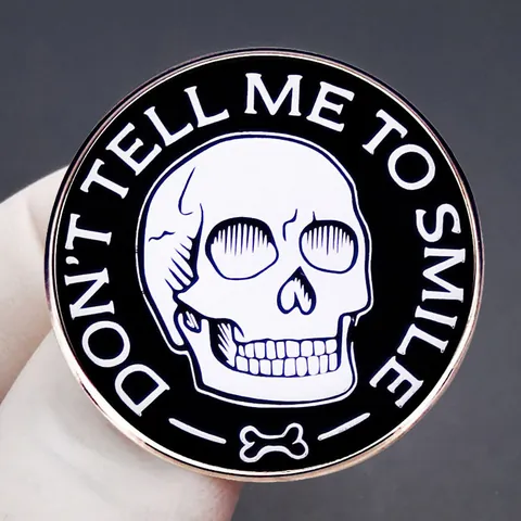 Spilla Don't Tell Me To Smile in Smalto Teschio Femminista Distintivo in Metallo per Abbigliamento Zaini Slogan Gioielli Regalo