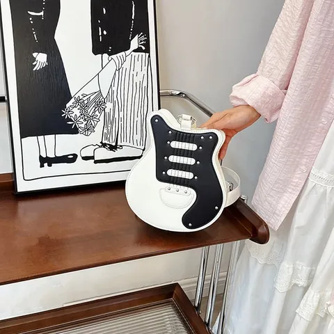 Borsa a Tracolla Creativa a Forma di Chitarra in Pelle PU per Donna Decorazione con Rivetti Stile Musicale Borsa a Spalla alla Moda