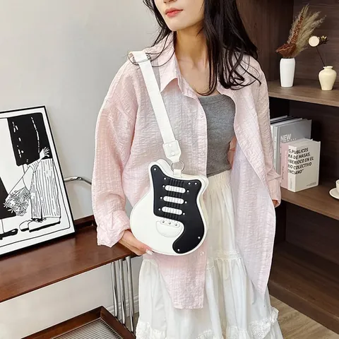 Borsa a Tracolla Creativa a Forma di Chitarra in Pelle PU per Donna Decorazione con Rivetti Stile Musicale Borsa a Spalla alla Moda