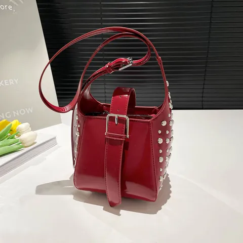 Mode Nieten Eimertasche Für Damen PU Leder Punk Stil Umhängetasche Straßen Trend Umhängetasche Mit Metallschnalle