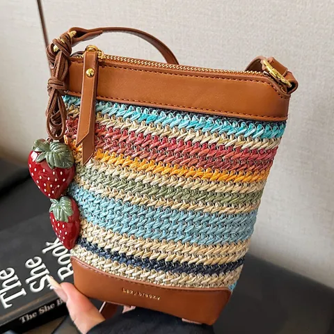 Bolso Saco de Paja Tejida a Rayas Patchwork Cuero PU Bolso Bandolera Con Colgante de Fresa Mini Bolso de Hombro Playa
