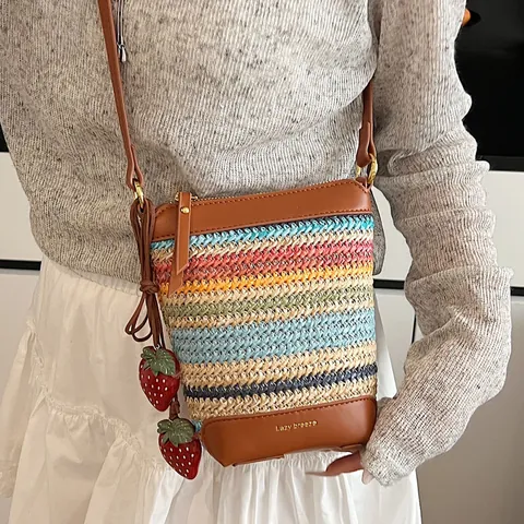 Bolso Saco de Paja Tejida a Rayas Patchwork Cuero PU Bolso Bandolera Con Colgante de Fresa Mini Bolso de Hombro Playa