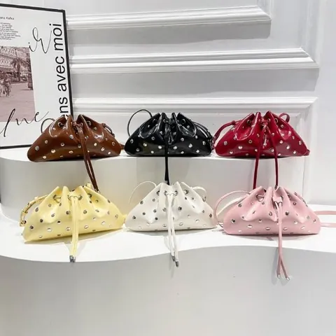 Dames Minimalistische PU Lederen Trekkoord Emmer Tas Mode Klinknagels Wolk Schoudertas Trendy Effen Kleur Kleine Portemonnee