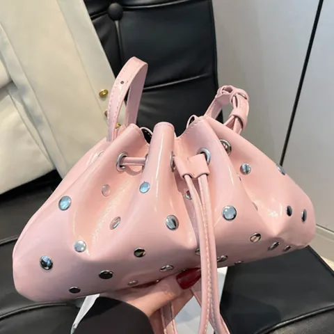 Dames Minimalistische PU Lederen Trekkoord Emmer Tas Mode Klinknagels Wolk Schoudertas Trendy Effen Kleur Kleine Portemonnee
