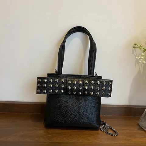 Borsa a Mano in Pelle PU con Trama Litchi per Donna Decorazione Fiocco e Rivetti in Metallo Borsa a Tracolla con Catena