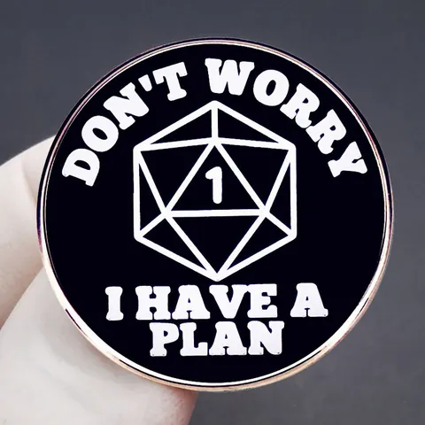 Spilla in Smalto Don't Worry I Have A Plan Dado D20 Divertente Distintivo da Gioco da Tavolo per Zaino Vestiti Cappelli Regalo Unisex