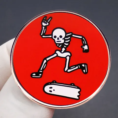 Spilla in Smalto Scheletro Skateboard Rosso Cartone Animato Teschio Spilla Lega Metallo Fantasma Distintivo Per Skateboarder Zaino