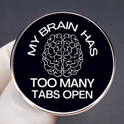 Χιουμοριστική Καρφίτσα My Brain Has Too Many Tabs Open από Σμάλτο Στρογγυλή από Κράμα Σχέδιο Εγκέφαλος για Ρούχα