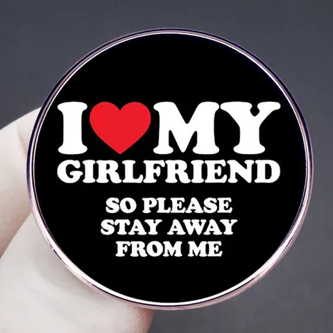 Humoristique I Love My Girlfriend So Please Stay Away From Me Broche Ronde en Alliage Badge Métallique Accessoire Bijoux Unisexe