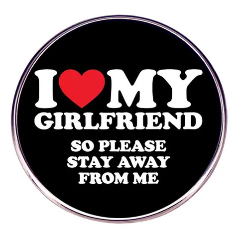 Humoristique I Love My Girlfriend So Please Stay Away From Me Broche Ronde en Alliage Badge Métallique Accessoire Bijoux Unisexe