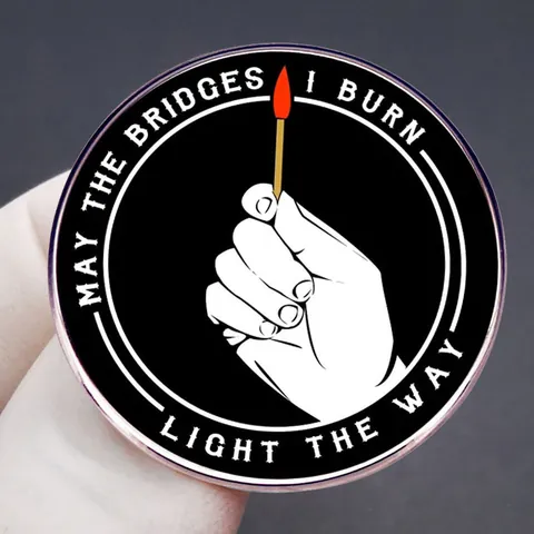 Épingle en Émail Inspirante May The Bridges I Burn Light The Way Broche Citation Punk Badge en Métal Noir pour Sac à Dos Veste en Jean Bijoux Unisexe