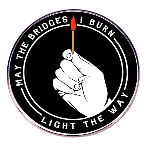 Épingle en Émail Inspirante May The Bridges I Burn Light The Way Broche Citation Punk Badge en Métal Noir pour Sac à Dos Veste en Jean Bijoux Unisexe