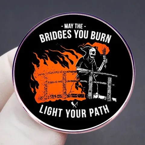 Pin de Esmalte Muerte May The Bridges You Burn Light Your Path Esqueleto Fuego Insignia de Esmalte Joyería Gótica Broche