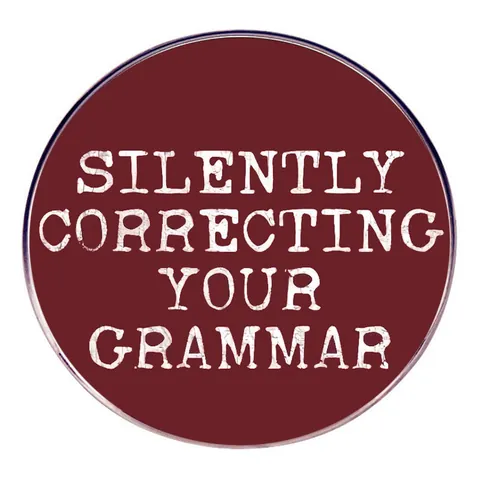 Αστεία Καρφίτσα Σμάλτου Silently Correcting Your Grammar από Κράμα Με Αγγλικό Ρητό Μεταλλικό Σήμα για Σακίδιο Διακόσμηση Ρούχων Unisex