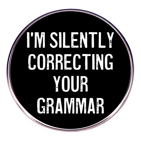 Αστεία Καρφίτσα Σμάλτου Silently Correcting Your Grammar από Κράμα Με Αγγλικό Ρητό Μεταλλικό Σήμα για Σακίδιο Διακόσμηση Ρούχων Unisex