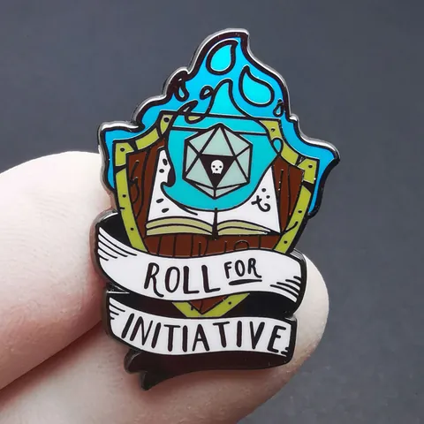 Spilla In Smalto Fantasy Roll For Initiative In Lega A Forma Di Scudo Libro D20 Dadi Per Zaino Accessori Per Abbigliamento Gioielli Da Gioco